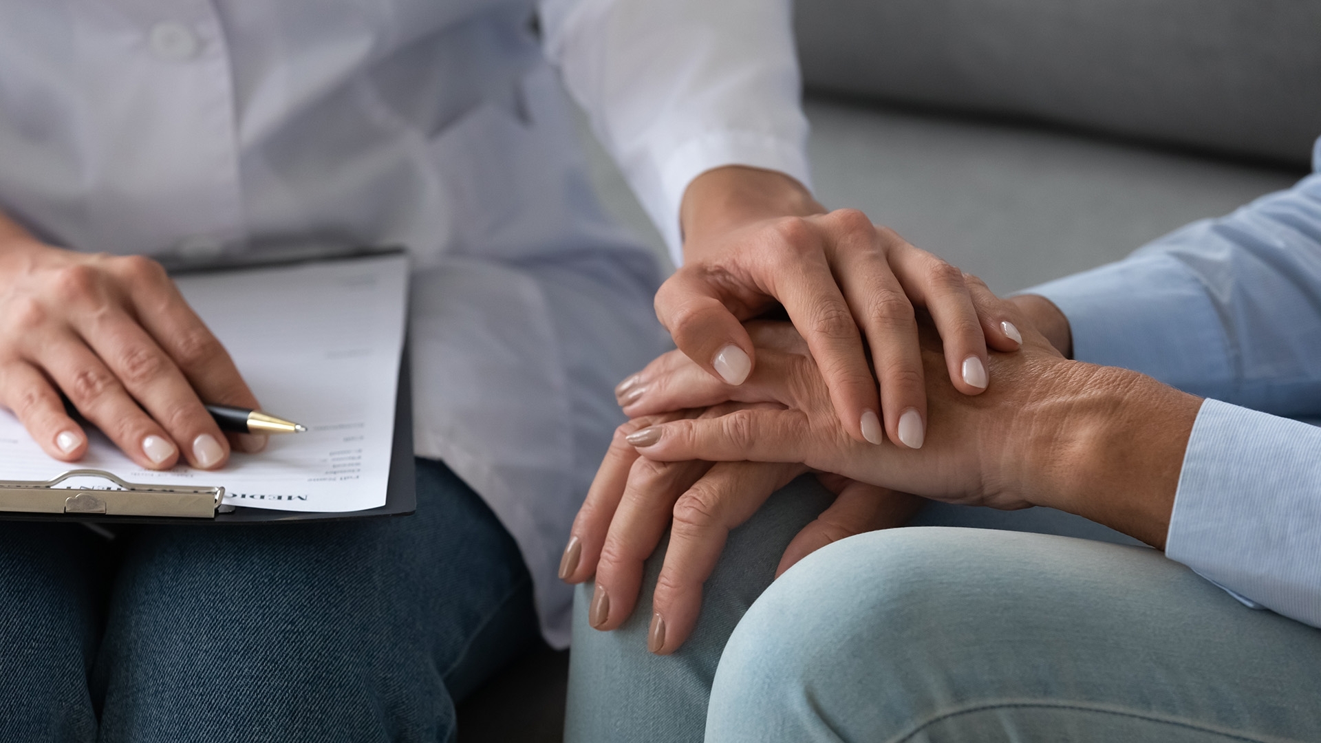 Une personne tenant les mains d'une autre personne afin de la réconforter.