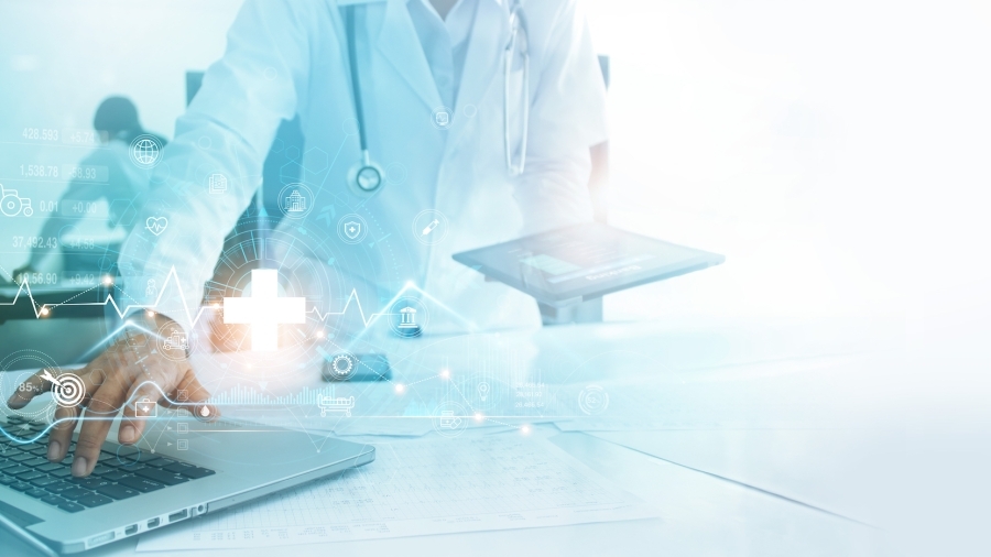 Médecin analysant un diagramme médical au moyen d’un ordinateur portable à des fins de diagnostic et de traitement.